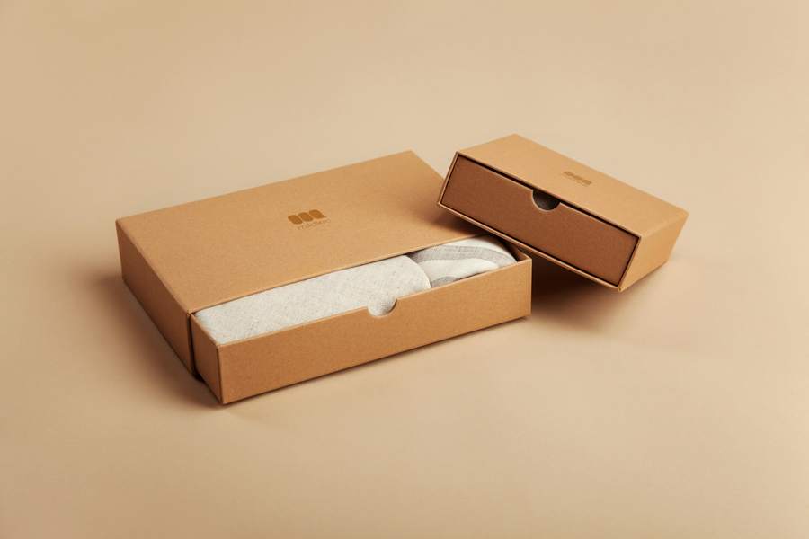 Caja de cartón abierta con una pieza envuelta, para una edición limitada