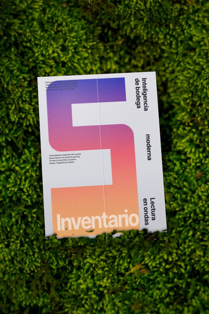 Cartel de un sistema de inventario sobre musgo