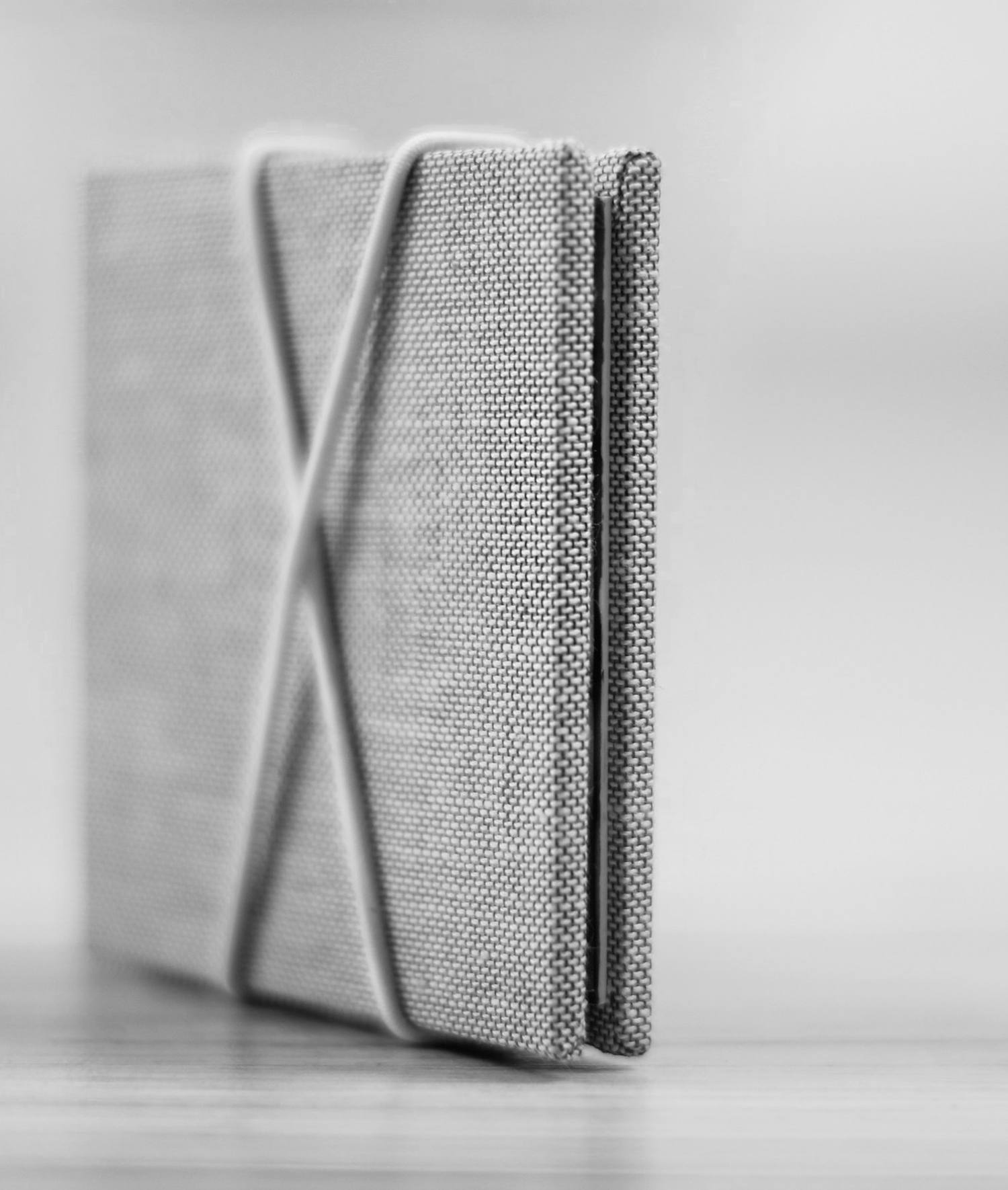 Cuaderno de tela gris atado con una banda elástica