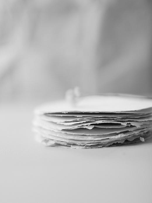 Pliegos de papel con el borde irregular, apilados