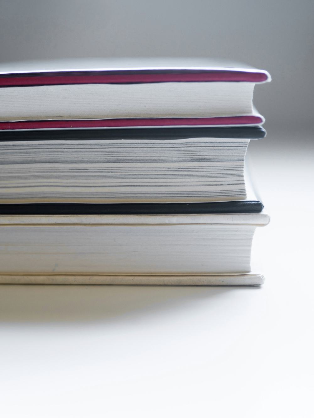 Pila de cuadernos con los cantos de colores
