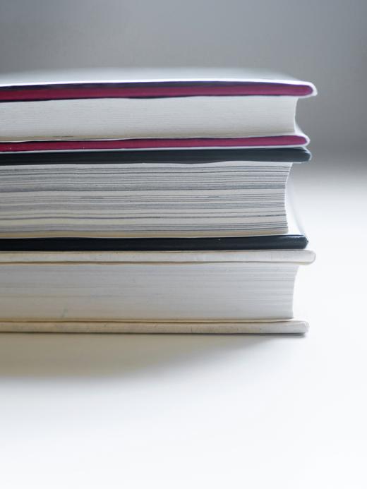 Pila de cuadernos con los cantos de colores