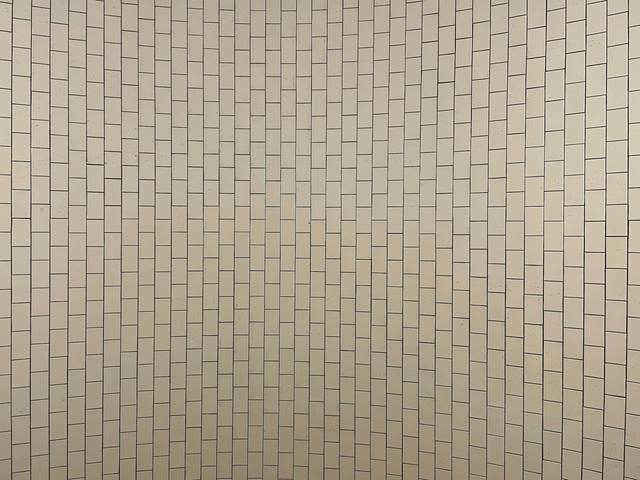 Muro de baldosas rectangulares color crema
