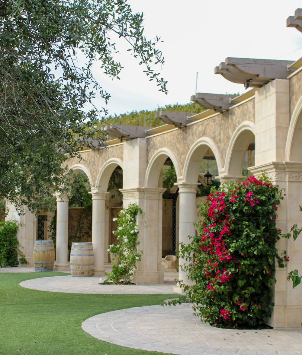 Galería de arcos de piedra con jardín