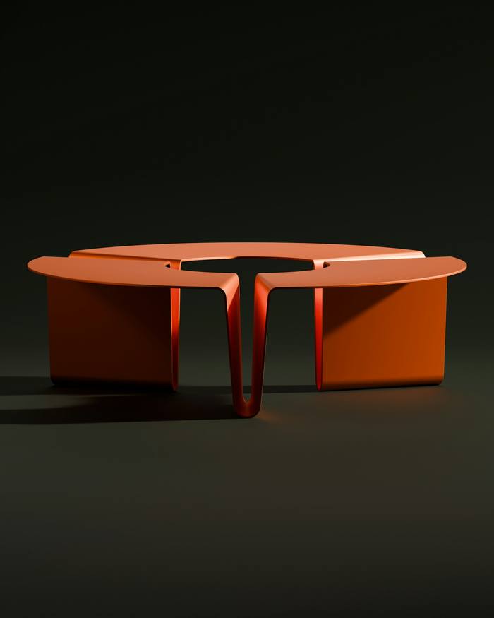 Mesa baja naranja de chapa plegada sobre un fondo oscuro