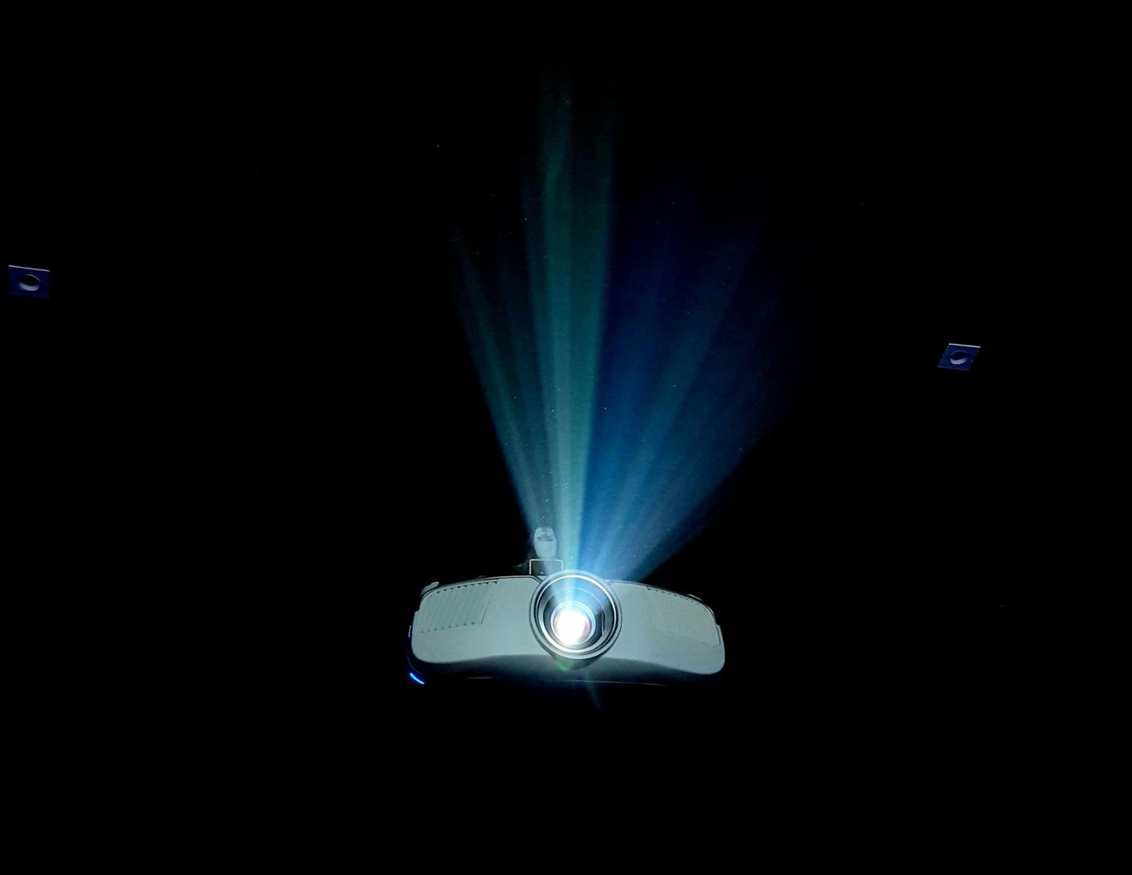 Haz de un proyector en una sala oscura