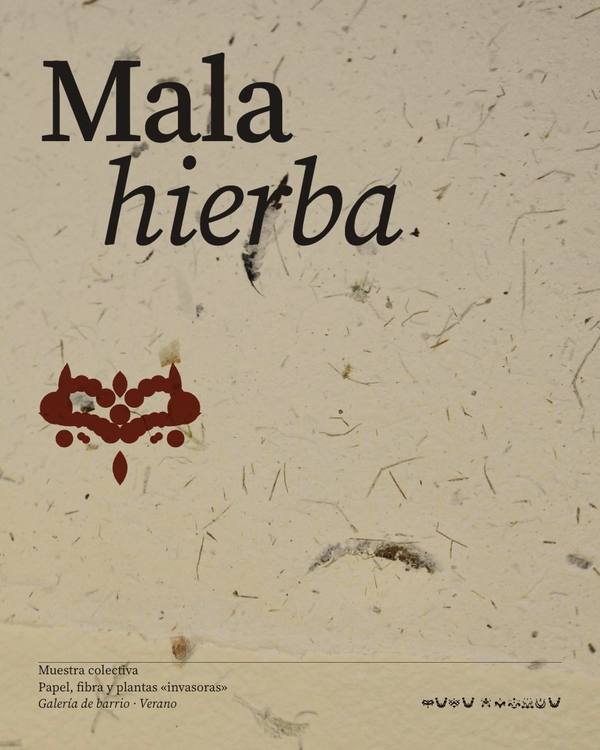 Afiche de la muestra «Mala hierba», con letras de glifos sobre papel crudo