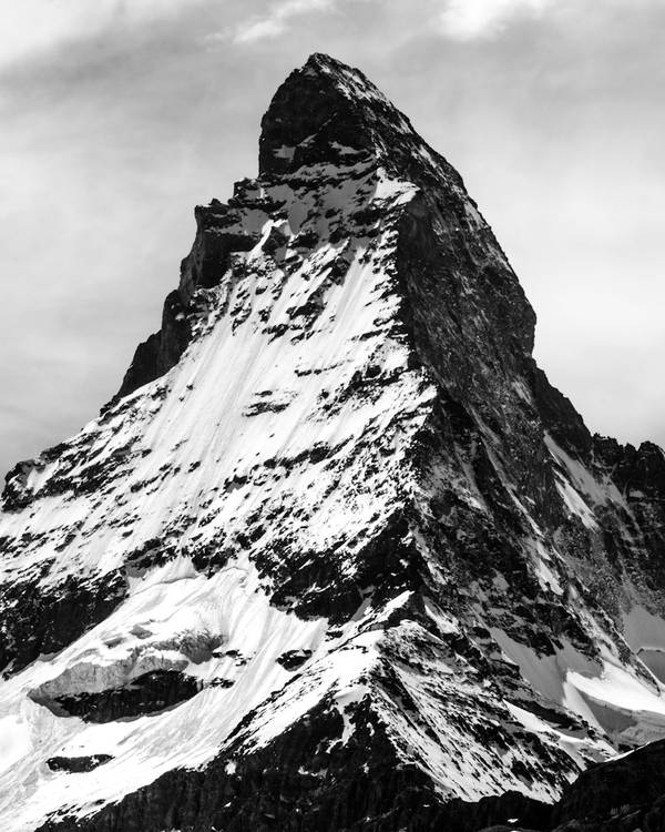 Pico escarpado en blanco y negro