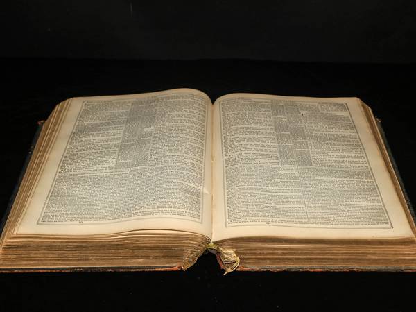 Libro antiguo abierto sobre un fondo negro