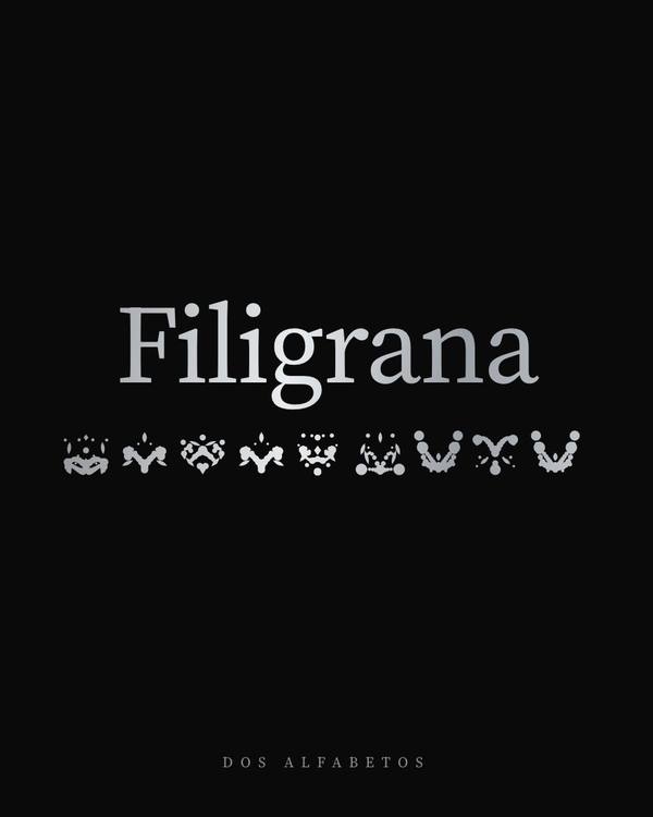 Logotipo en dos alfabetos, plateado sobre negro