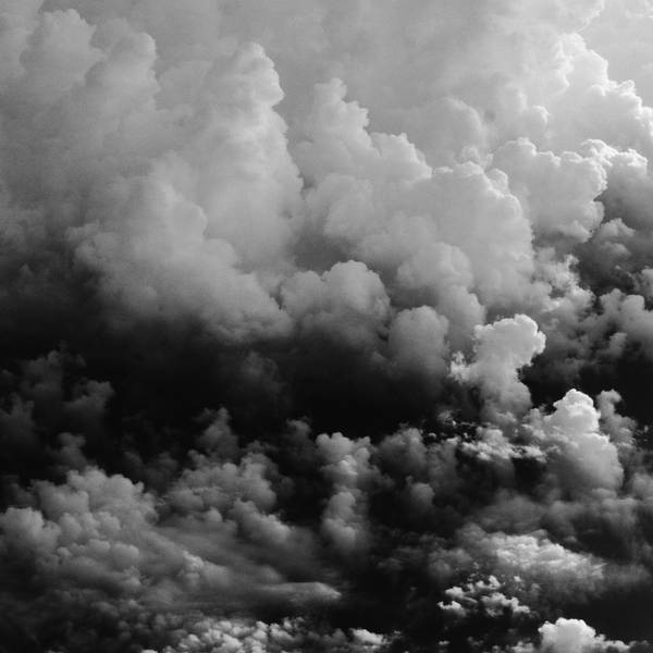 Nubes densas en blanco y negro
