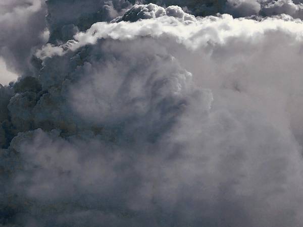 Nubes grises con un borde luminoso