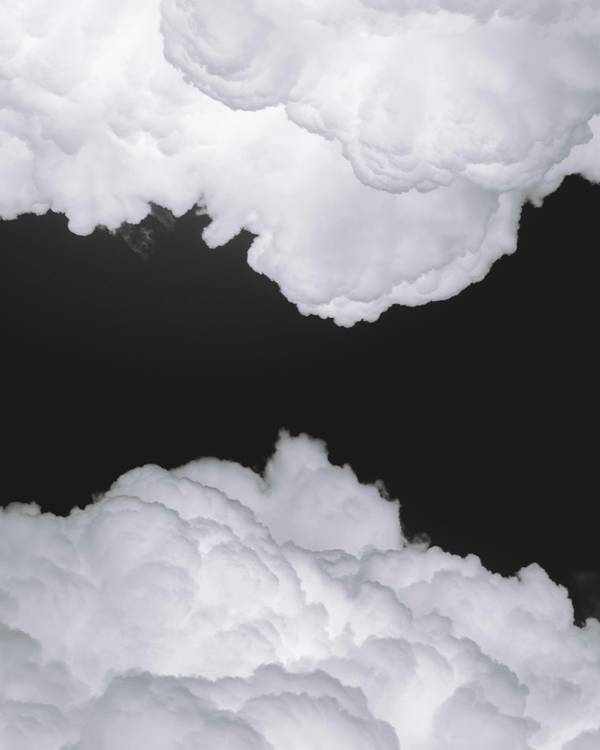 Nubes blancas contra un cielo negro