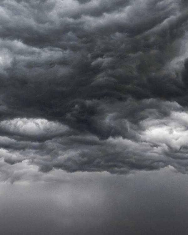 Cielo cargado de nubes grises