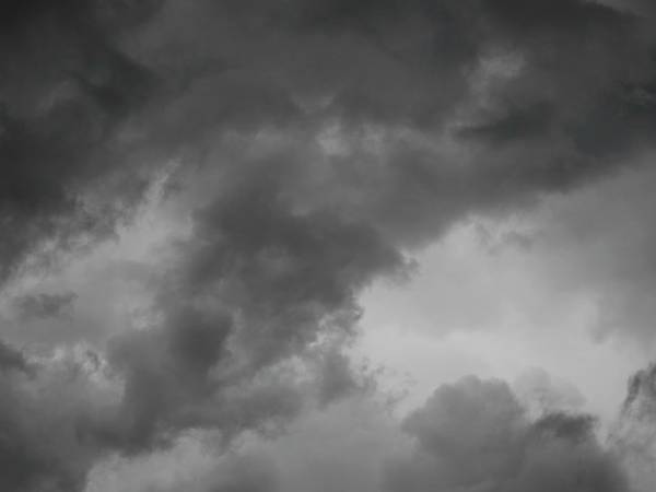 Nubes de tormenta sobre el horizonte