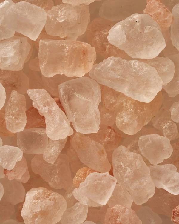 Cristales de sal rosada muy ampliados