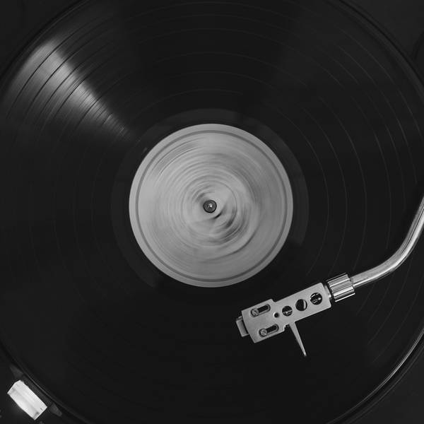 Disco girando en un tocadiscos, en blanco y negro