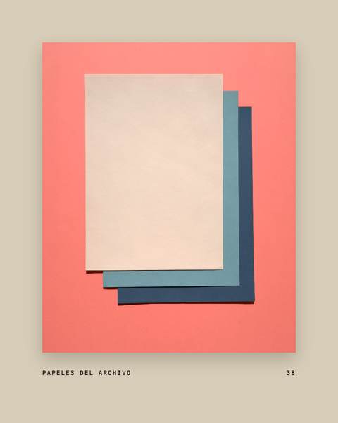 Hojas de papel de colores apiladas sobre fondo rosado
