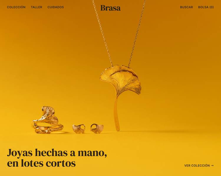 Inicio de un sitio de joyas: un colgante dorado sobre fondo amarillo