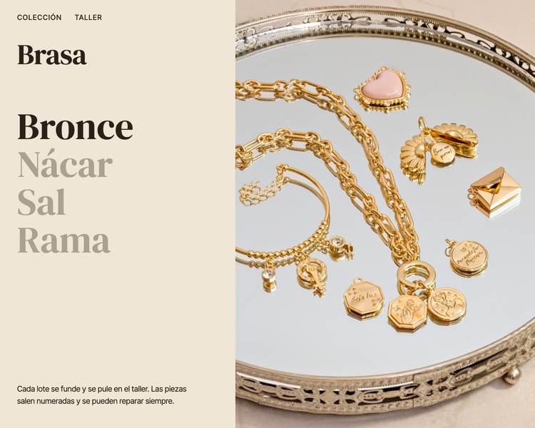 Página de colección con una bandeja de joyas doradas