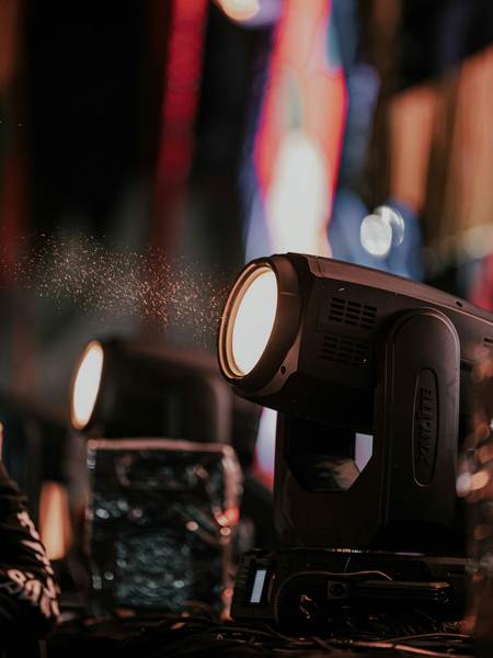 Foco móvil de escenario con luces desenfocadas