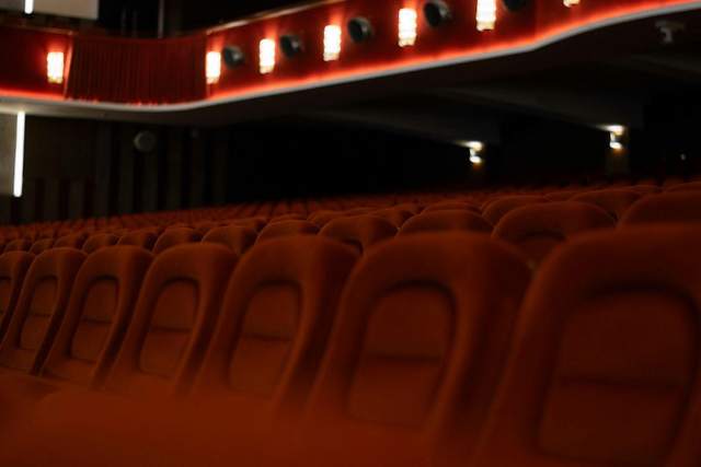 Butacas rojas de una sala de cine vacía