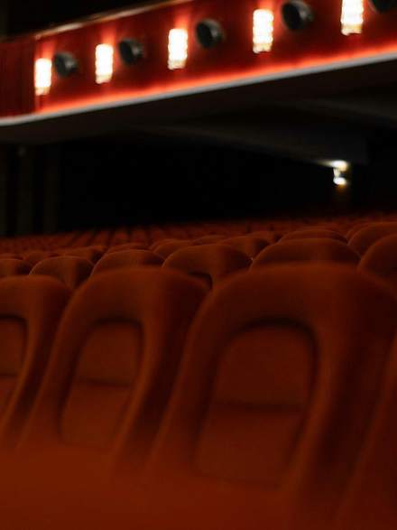 Butacas rojas de una sala de cine vacía