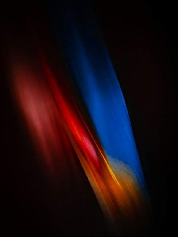 Haz de luz roja y azul sobre fondo negro