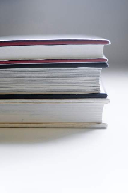 Pila de libros de cantos blancos y granates
