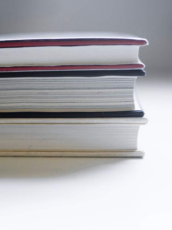 Pila de libros de cantos blancos y granates