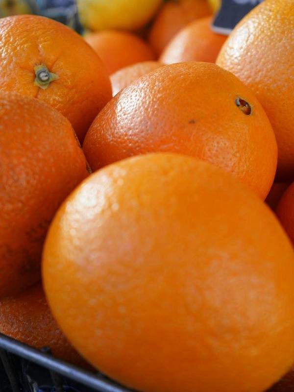 Naranjas maduras en una cesta