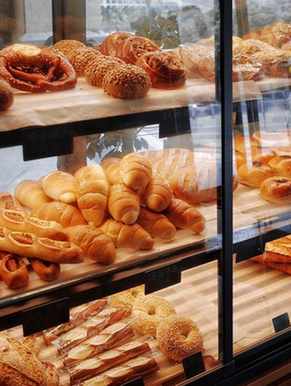 Vitrina de panadería con bollería dorada