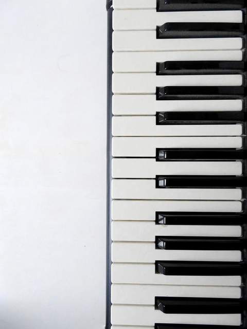 Teclas blancas y negras de un piano