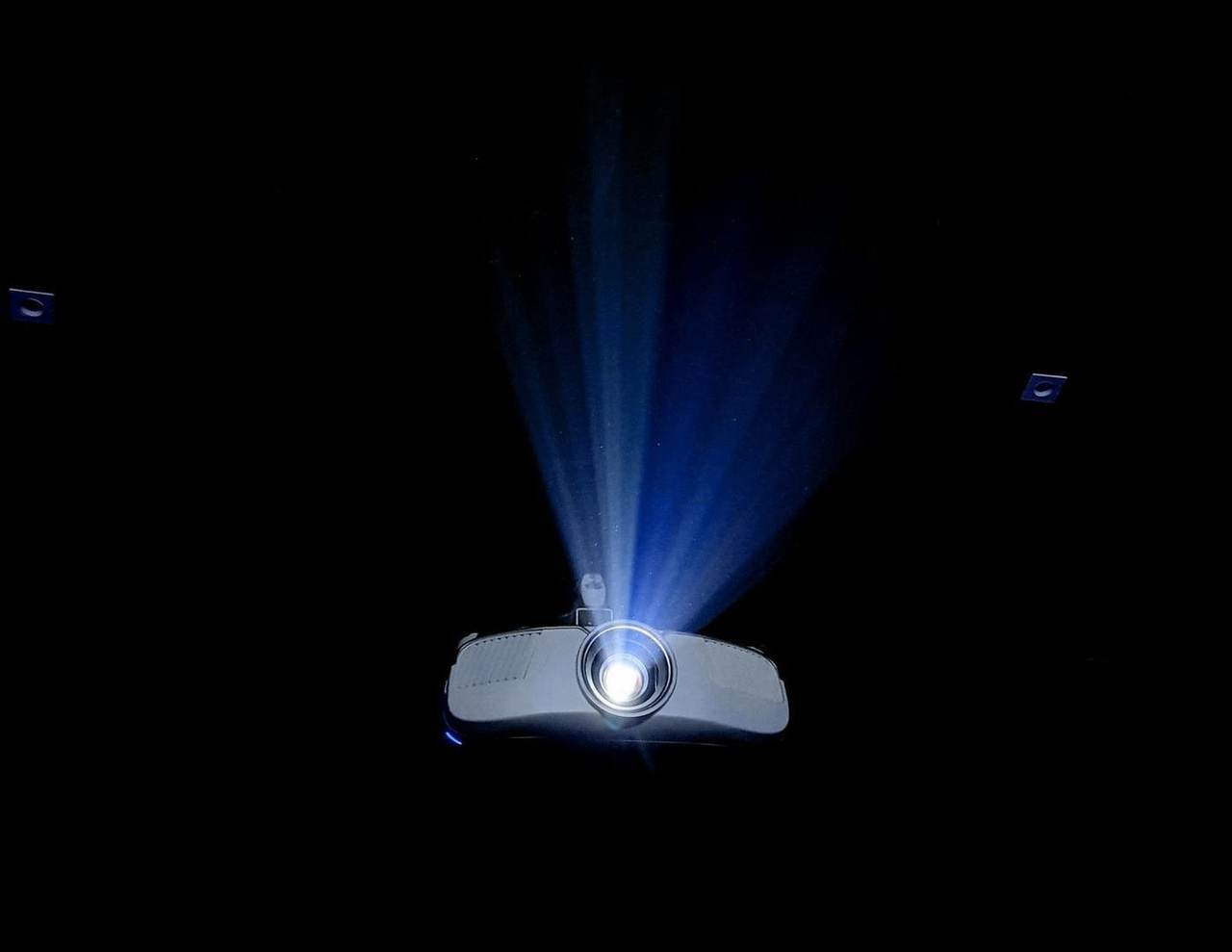 Proyector que lanza un haz de luz en la oscuridad