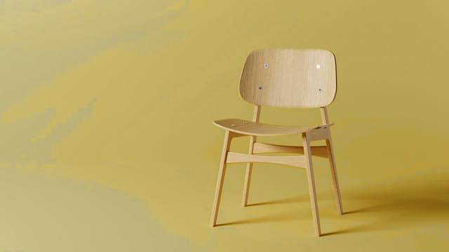 Silla de madera clara sobre un fondo amarillo