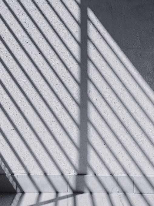 Sombras de líneas diagonales sobre un muro