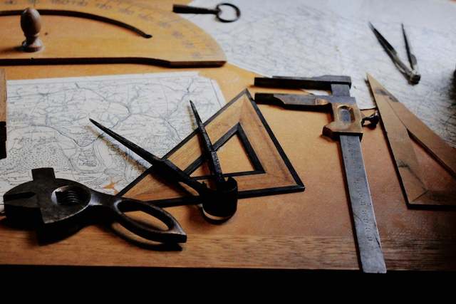 Instrumentos de dibujo sobre una mesa de trabajo