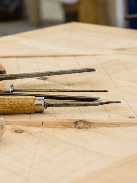 Gubias y herramientas de talla sobre una tabla
