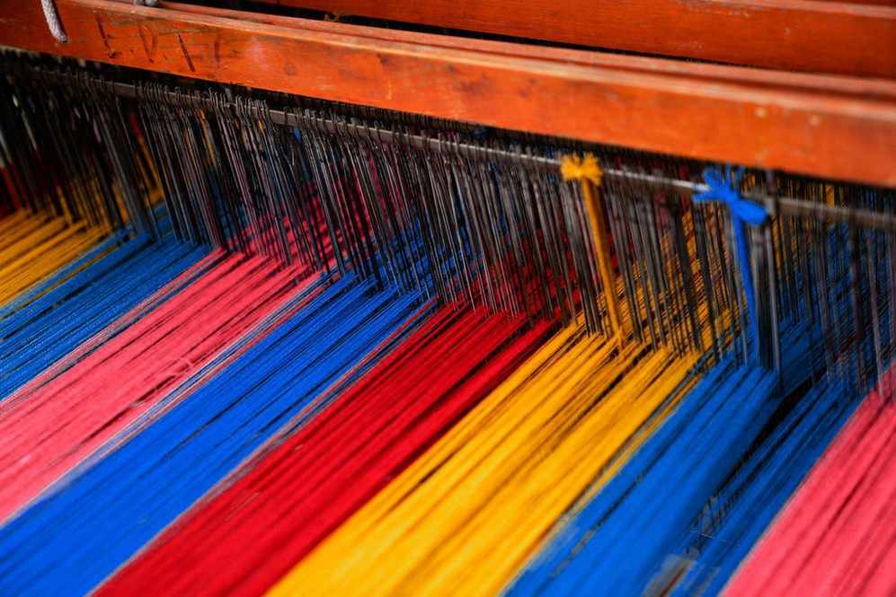 Hilos de colores en un telar