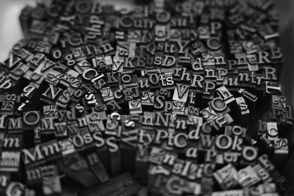 Montón de letras metálicas en blanco y negro