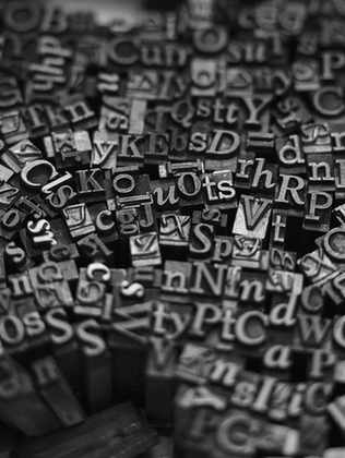 Montón de letras metálicas en blanco y negro