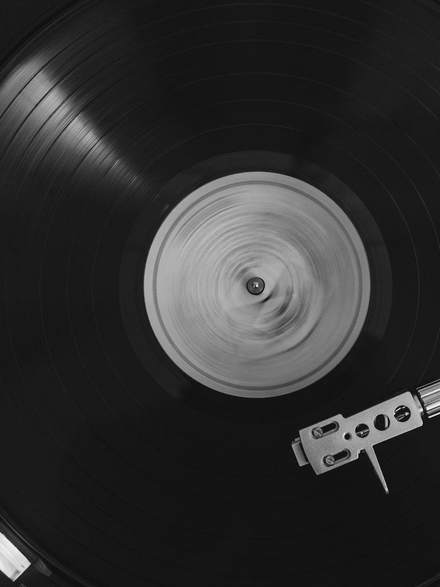 Disco de vinilo girando en un tocadiscos