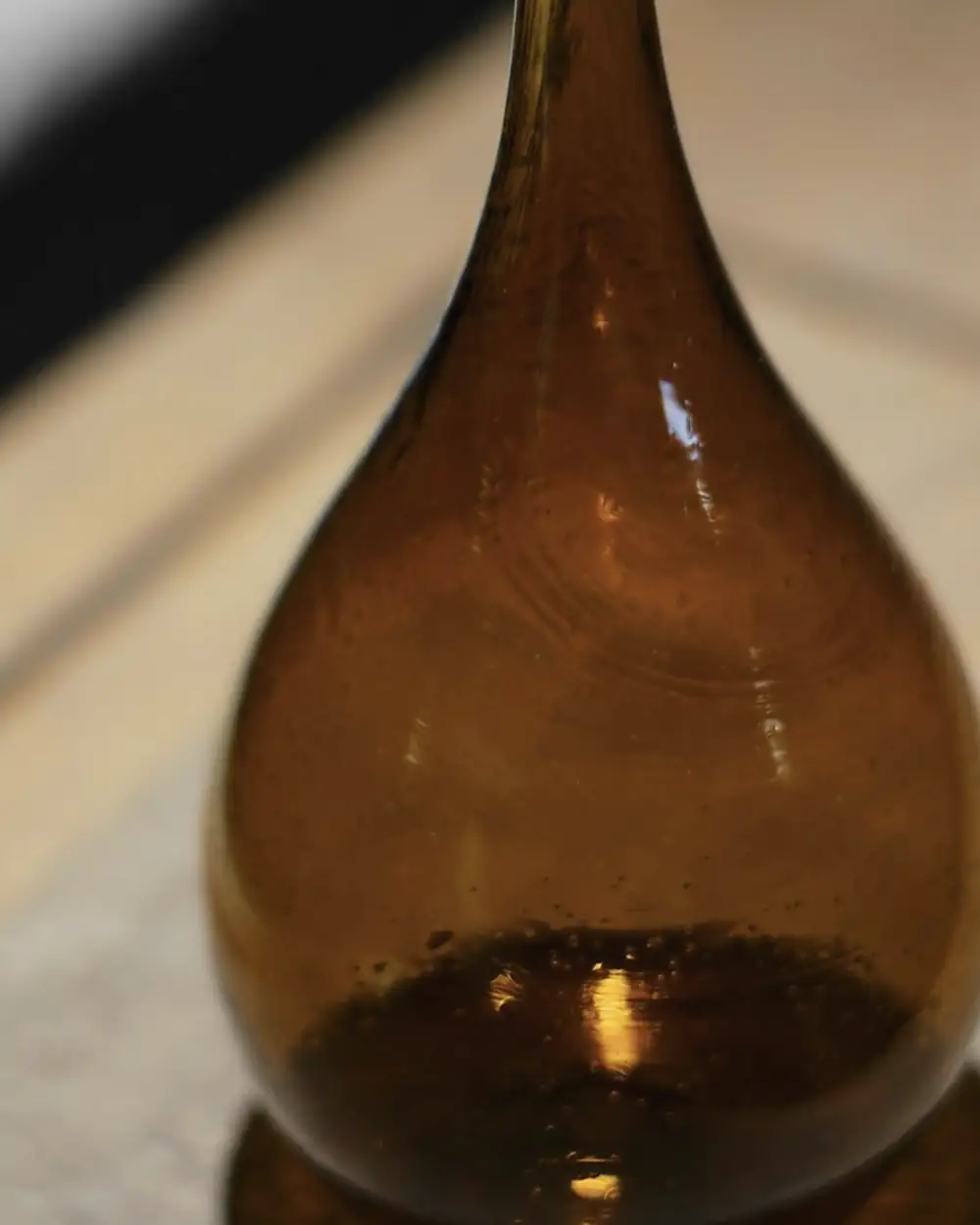 Detalle del cuerpo de la botella, donde el ámbar se vuelve casi negro