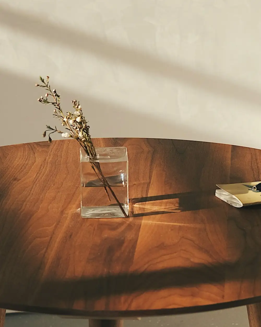 Detalle de la tapa de la mesa con un florero de vidrio