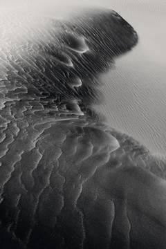 Arena marcada por el viento, en blanco y negro