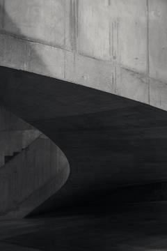 Una curva de hormigón oscuro, en blanco y negro