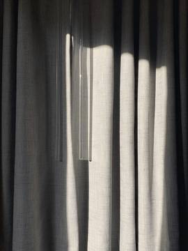 Una cortina gris con franjas de luz