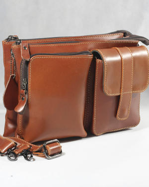 Bolso café oscuro de cuero con asa lateral