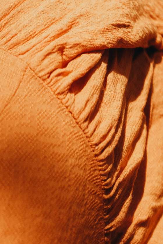 Tela naranja plisada con sombras suaves