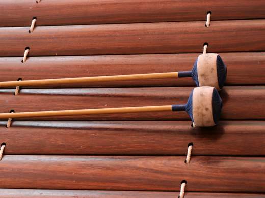 Teclas de madera de un instrumento de percusión con dos baquetas